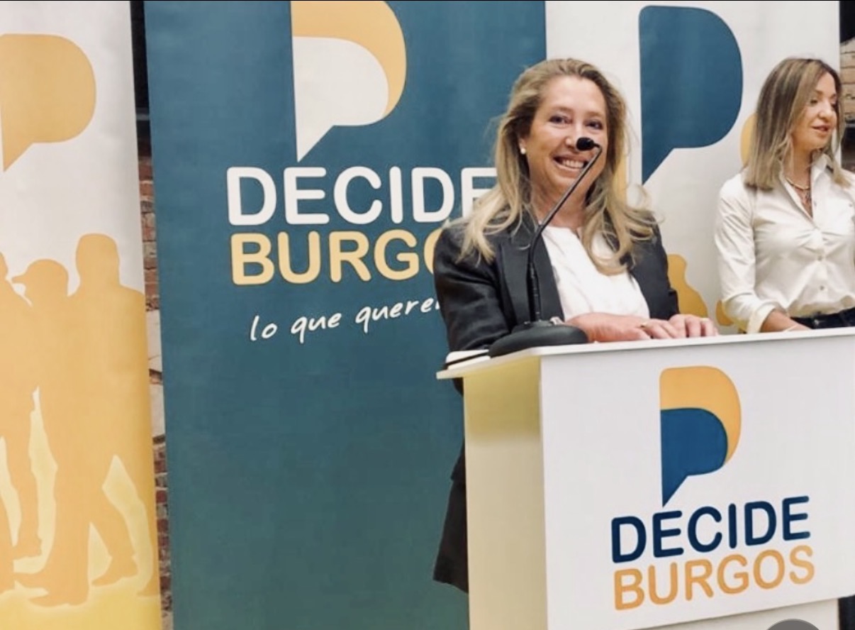 Carolina Blasco en podio - Campaña elecciones municipales Decide Burgos 2023